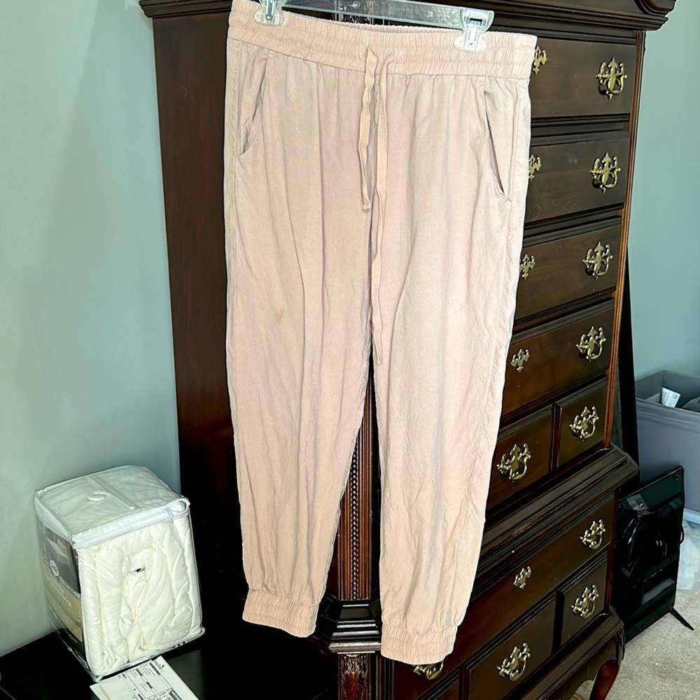 Lounge jogger like women’s pants. Elastic ankle. Tan color.